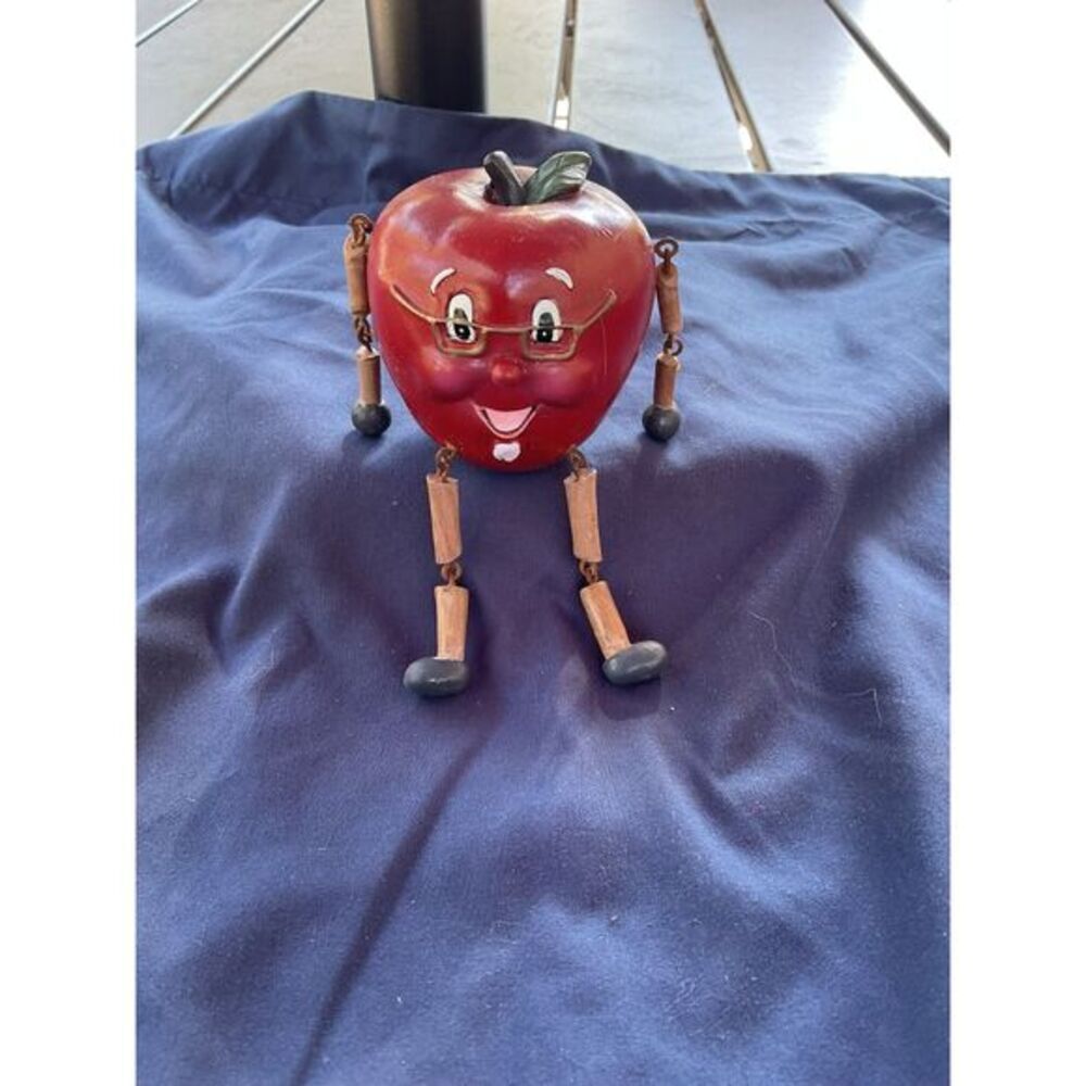 Vtg 2006 WMG Anthropomorphic Apple Shelf Sitter EUC